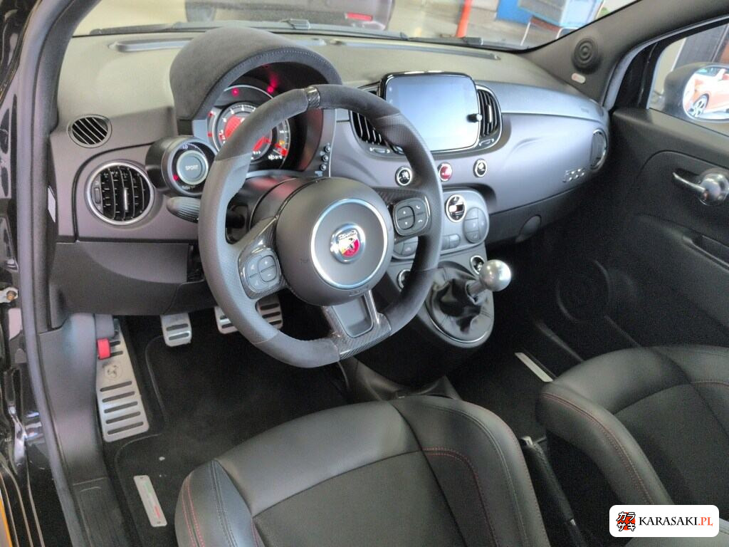 Abarth 695 2024 z aukcji japońskiej