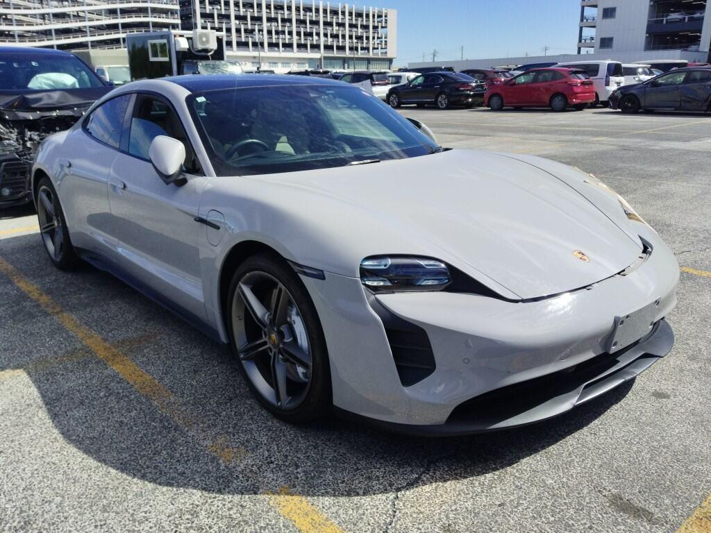 Porsche Taycan 2023 z aukcji japońskiej