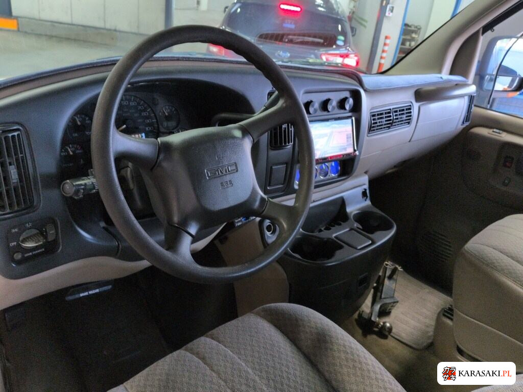 2004 GMC Savana 4D 5