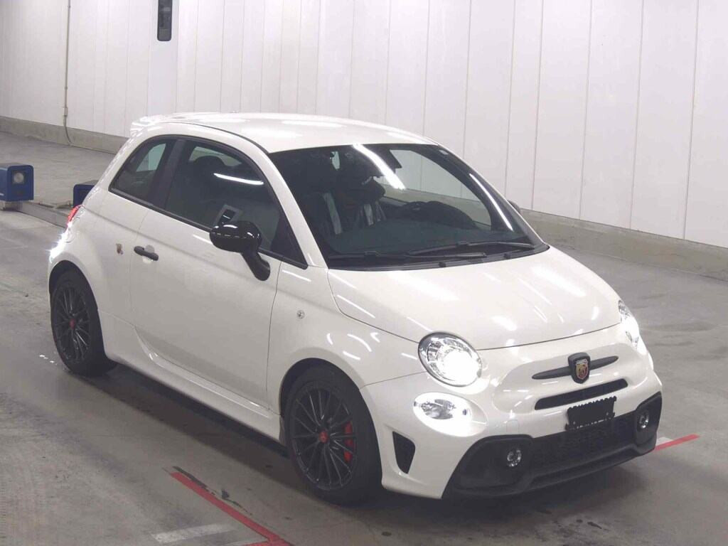 Abarth 695 2023 z aukcji japońskiej