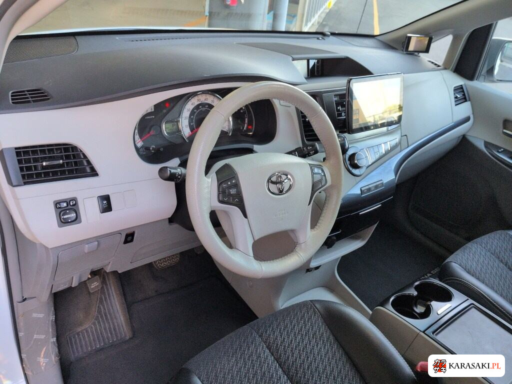 America Toyota Sienna 2012 z aukcji japońskiej