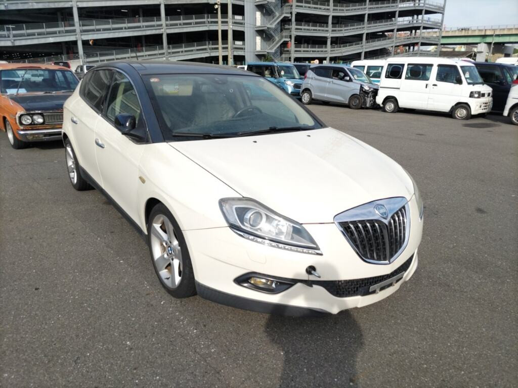 Lancia Delta 2010 з японського аукціону