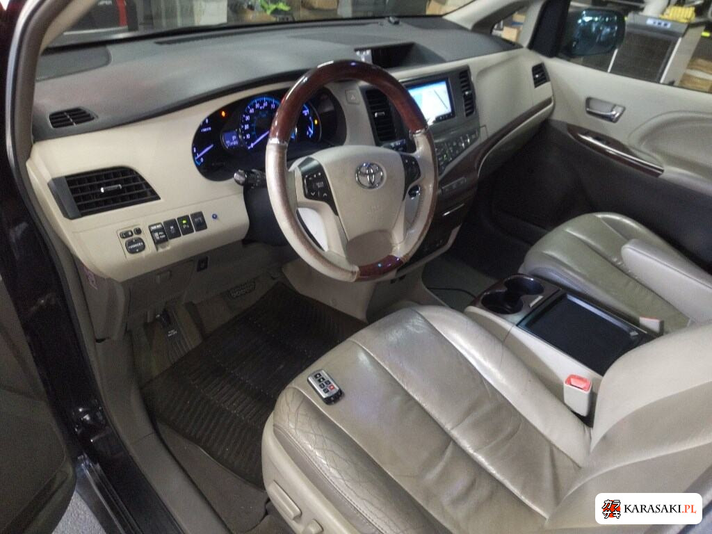 America Toyota Sienna 2012 z aukcji japońskiej