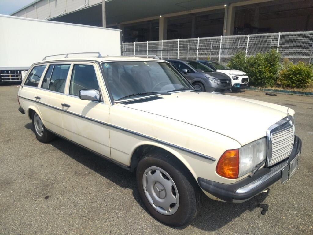 Mercedes-Benz Medium Class 1982 z aukcji japońskiej