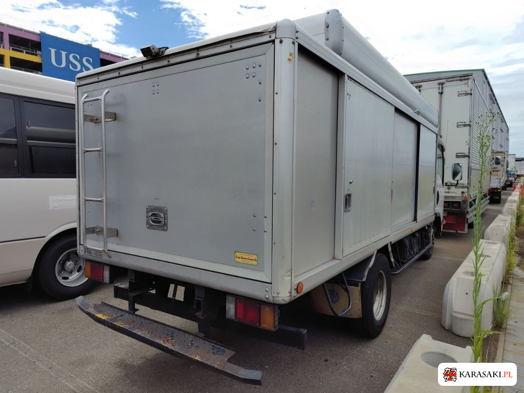 2007 Nissan AMR85AN 4