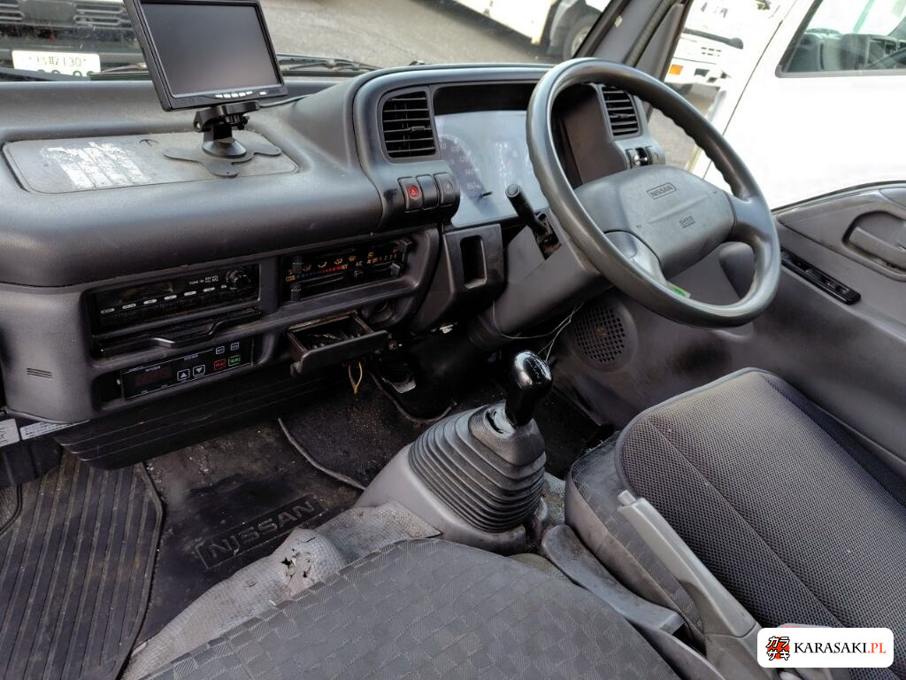 2004 Nissan AHR69N 5