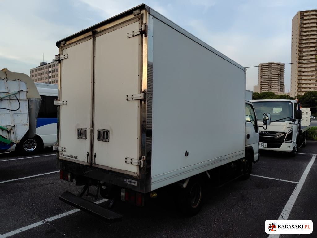 2004 Nissan AHR69N 4