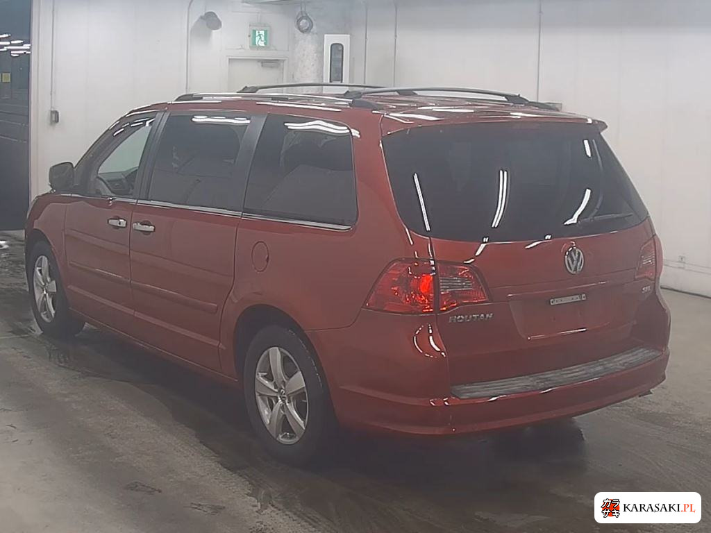 2010 Volkswagen Routan 2