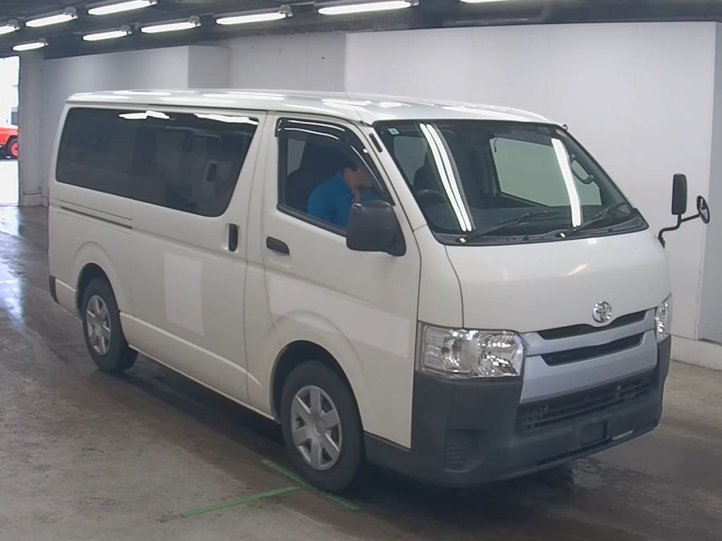 Volkswagen Routan 2010 z aukcji japońskiej
