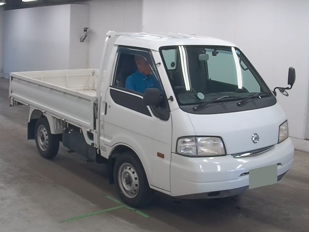 Nissan SKP2TN 2015 z aukcji japońskiej