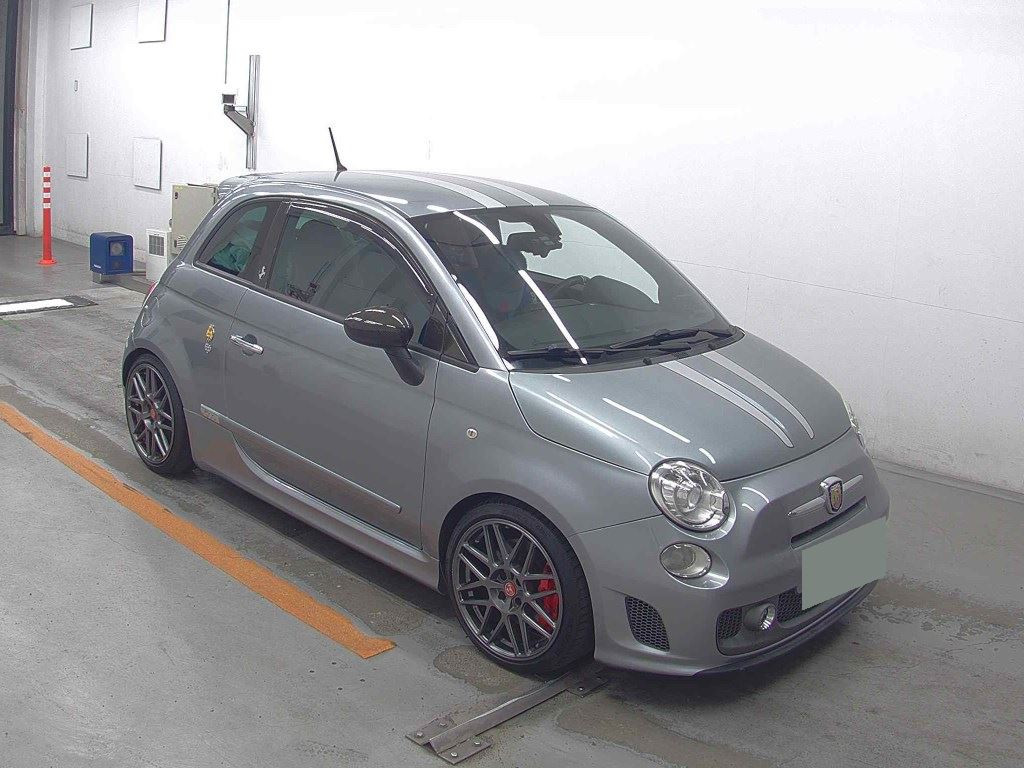 Abarth 695 Tributo Ferrari 2011 z aukcji japońskiej