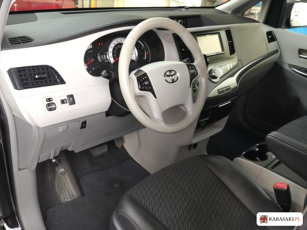 America Toyota Sienna 2011 z aukcji japońskiej