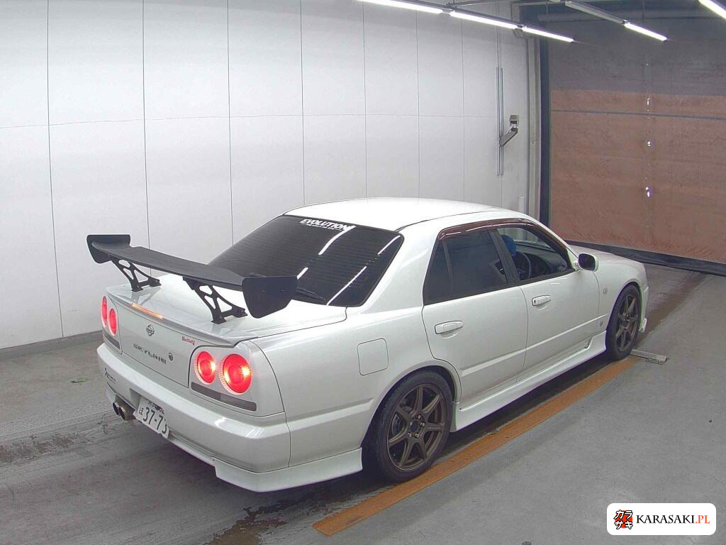 Nissan Skyline 2000 z aukcji japońskiej
