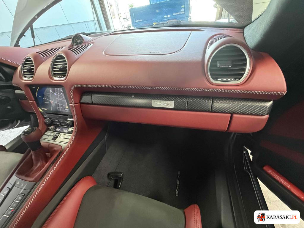 Porsche 718 Cayman 2024 z aukcji japońskiej