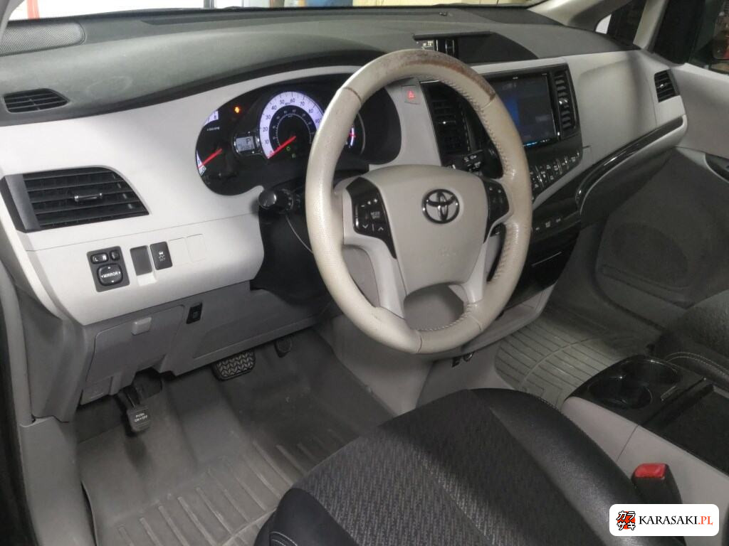 2011 America Toyota Sienna 5