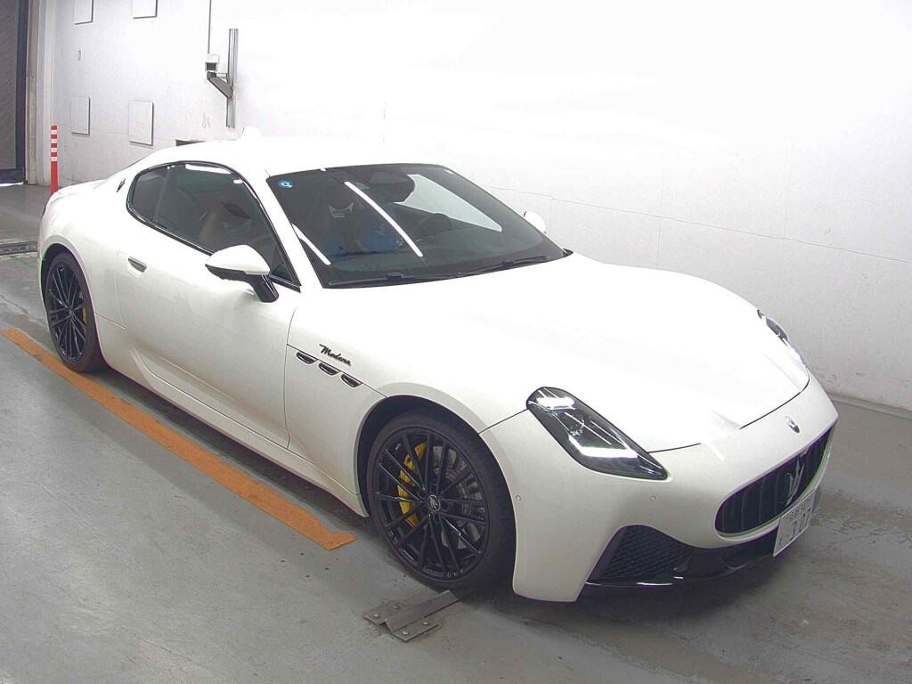 Maserati GRANTURISMO4WD 2024 z aukcji japońskiej