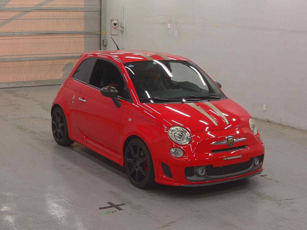 Abarth 695 Tributo Ferrari 2011 z aukcji japońskiej