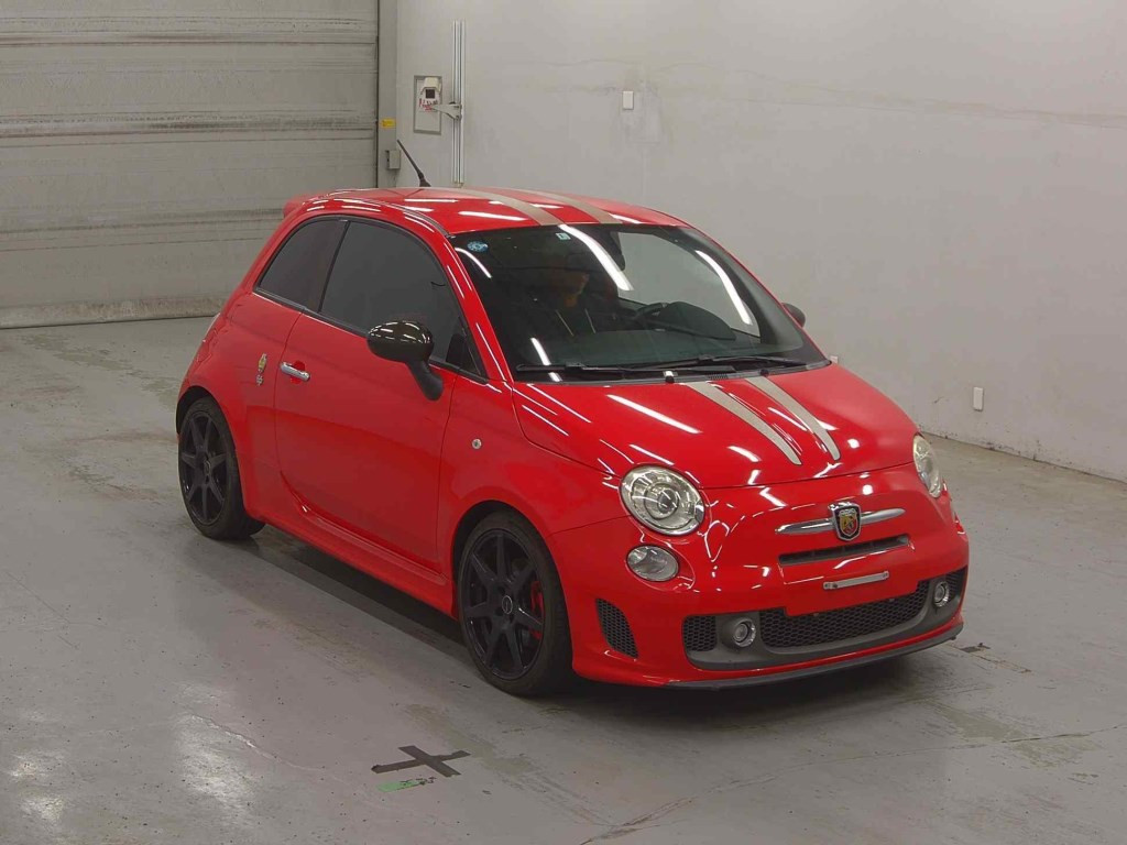 Abarth 695 Tributo Ferrari 2011 z aukcji japońskiej