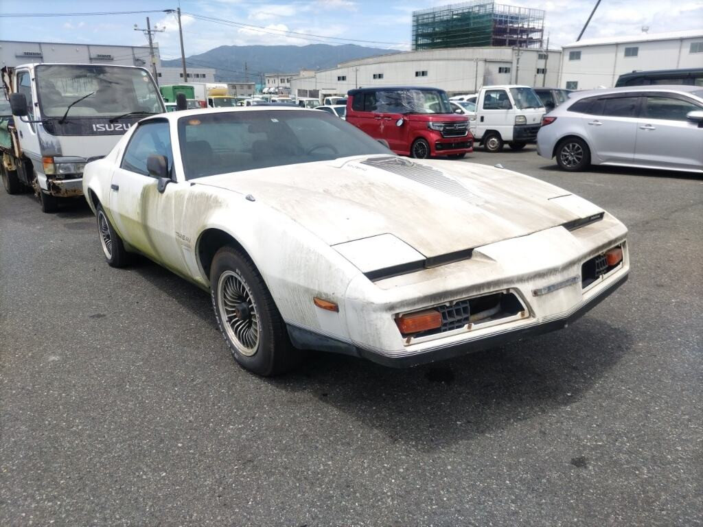 Pontiac Firebird 1984 z aukcji japońskiej