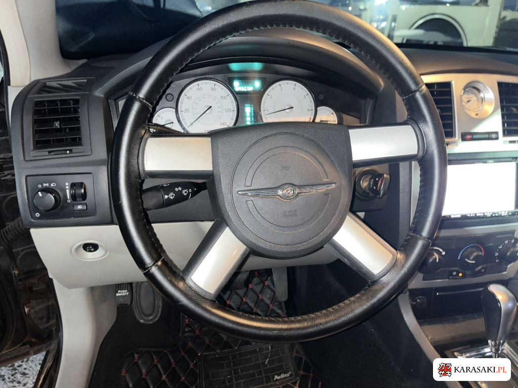2010 Chrysler 300C 12