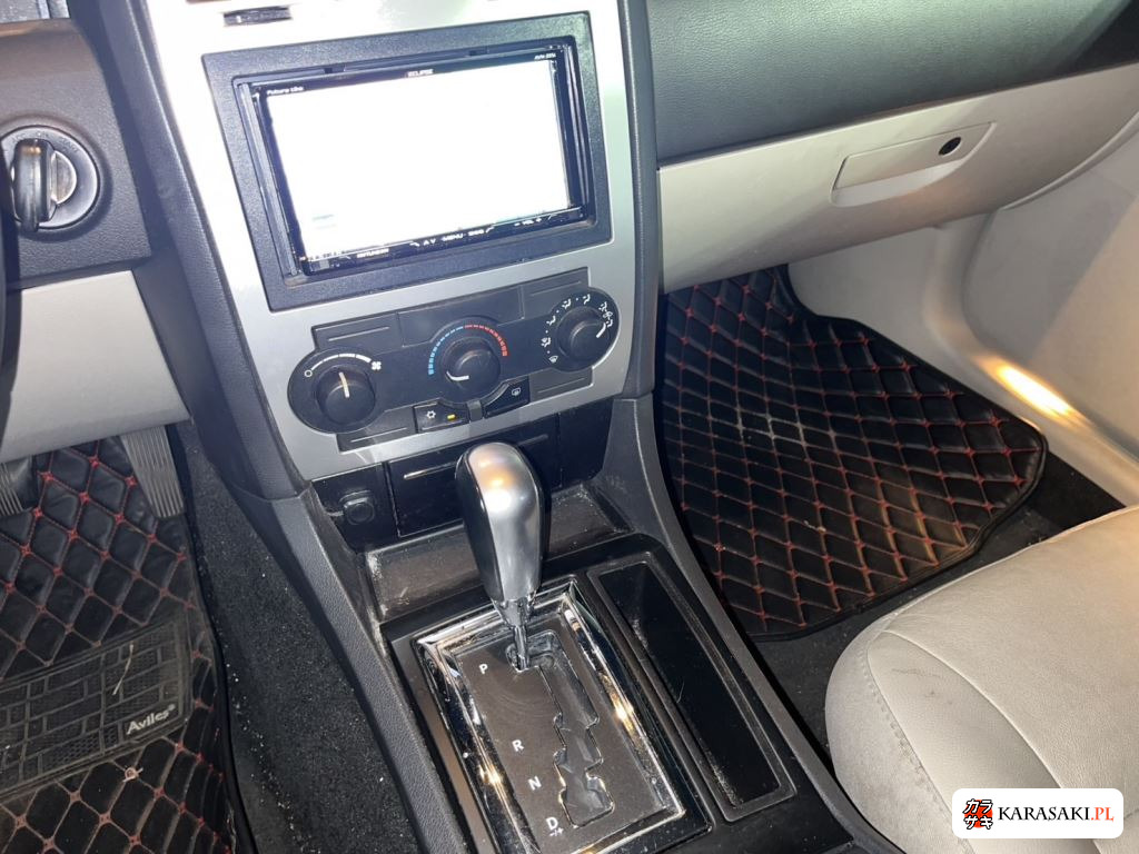 2010 Chrysler 300C 13