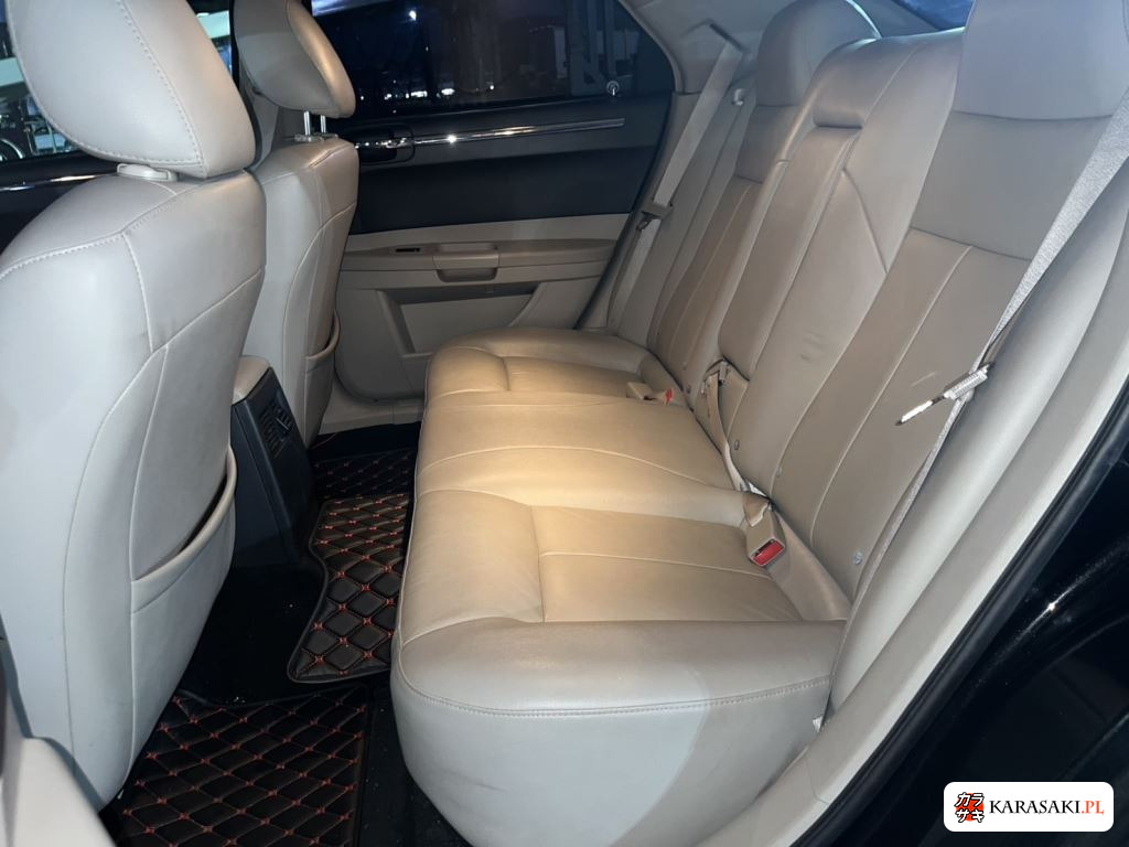 2010 Chrysler 300C 14