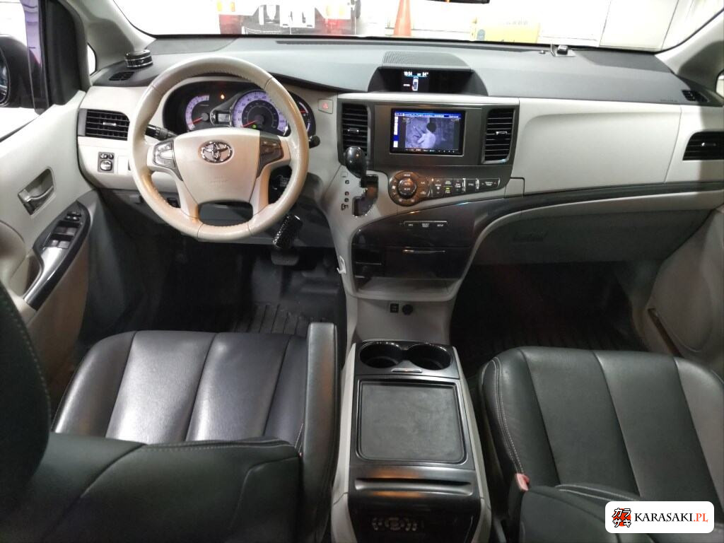 America Toyota Sienna 2013 z aukcji japońskiej