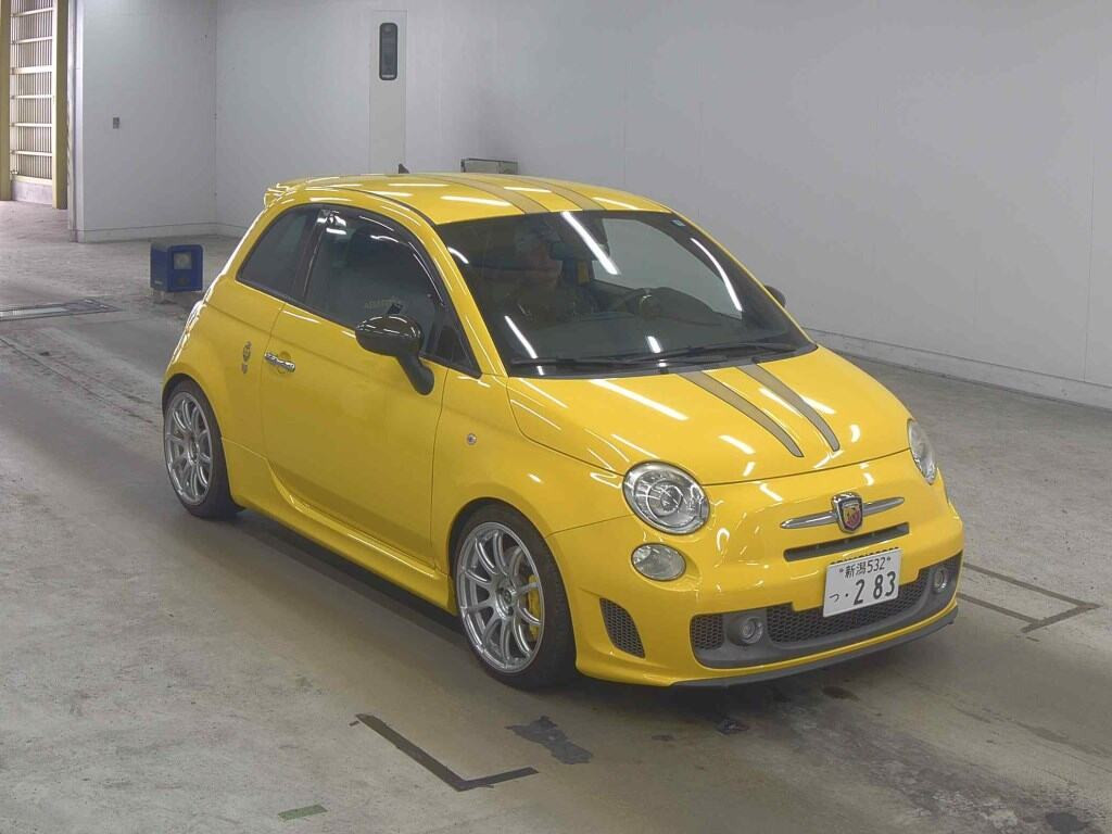 Abarth 695 Tributo Ferrari 2011 z aukcji japońskiej