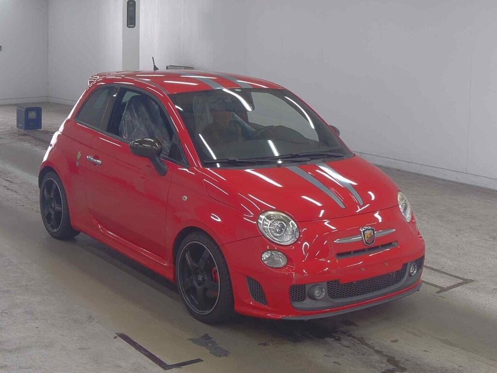 Abarth 695 Tributo Ferrari 2011 z aukcji japońskiej